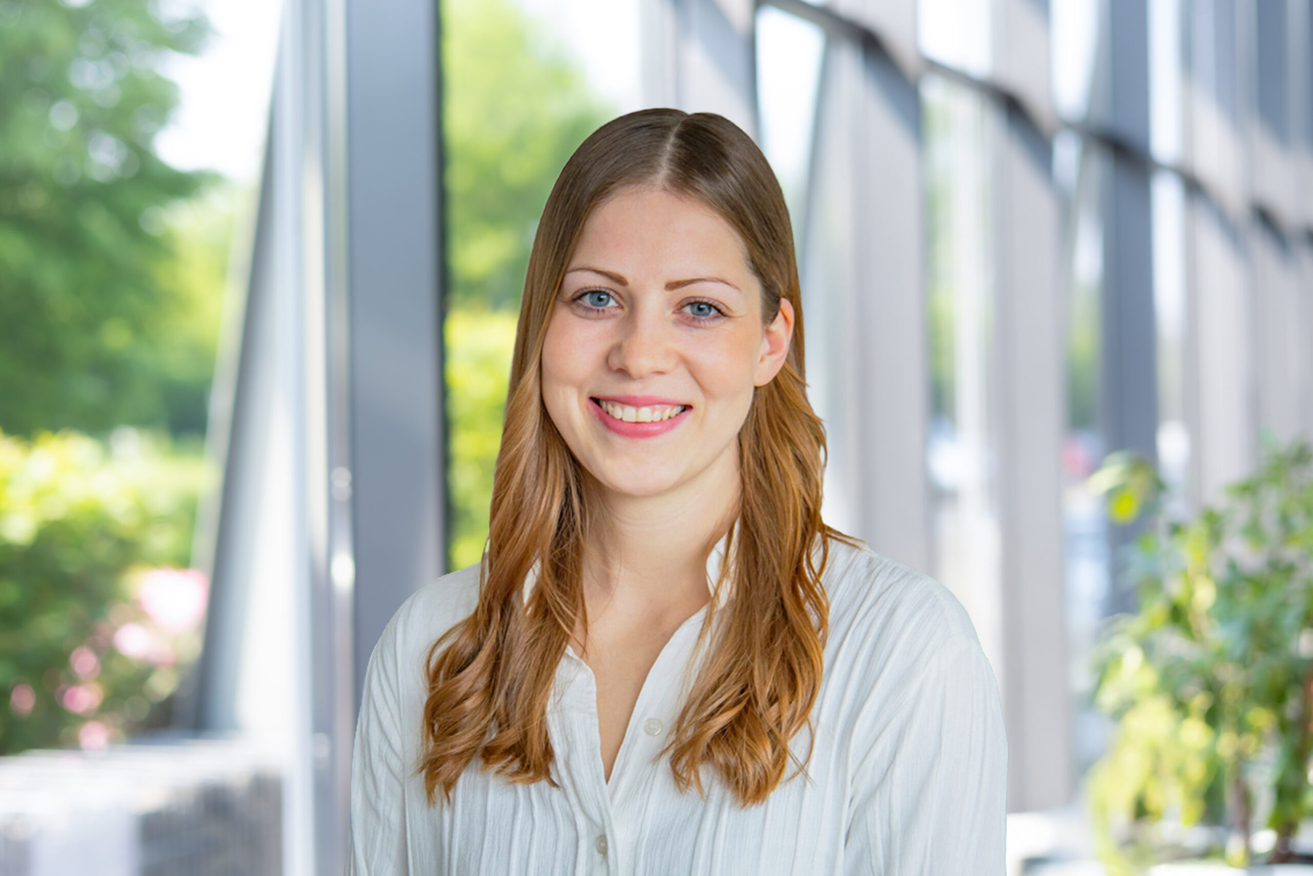 Janina Bauken, asystentka projektu Visbek Industrie, portret na tle przeszklonej fasady