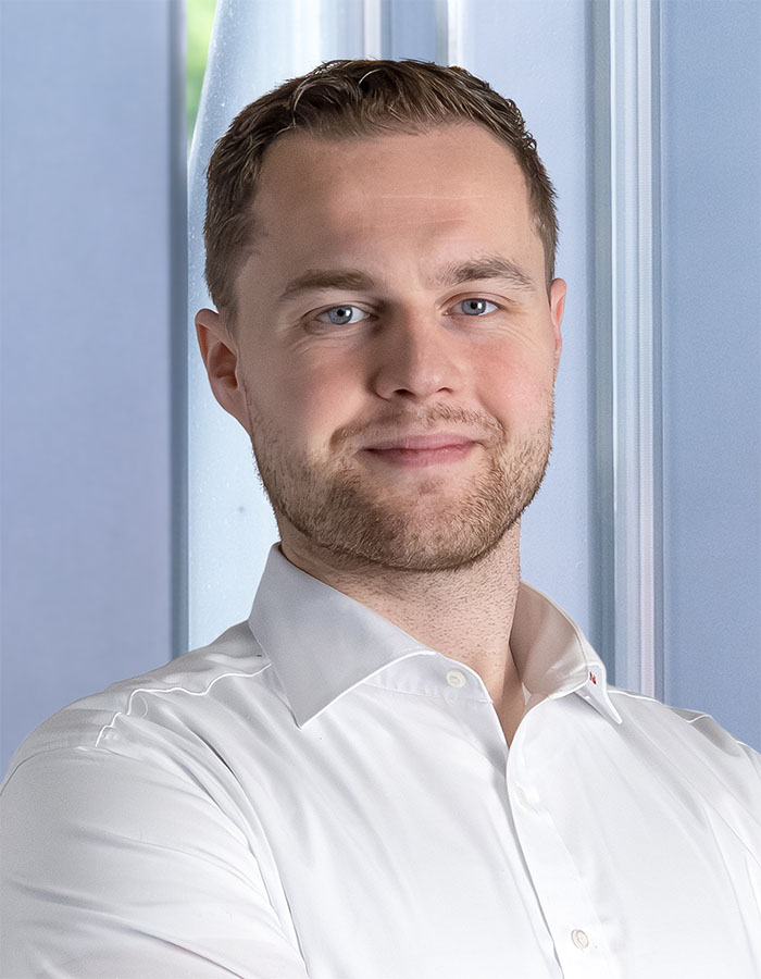 Tobias Möller, kierownik działu maszyn specjalnych, patrzy w kamerę.